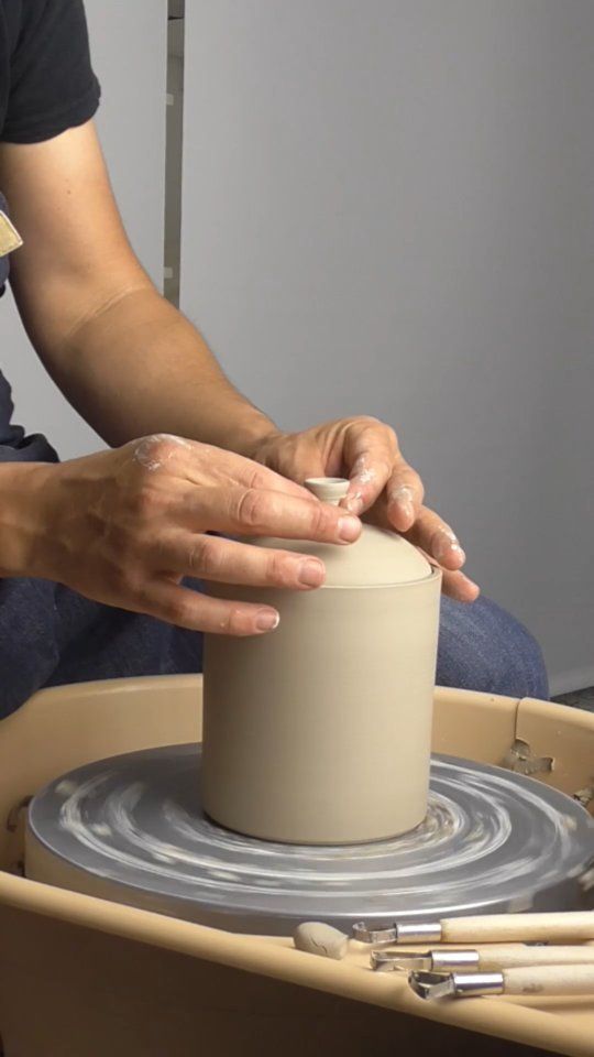 Hoy toca retornear nuestra tapa y ponerle el tirador #ceramica #alfareria 
Today we trim the lid and add the knob #ceramic #pottery