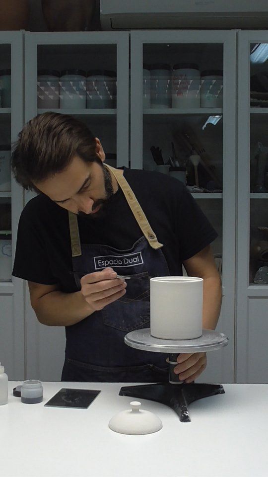 Terminamos esmaltando, decorandó y cociendo a 1250°C #ceramica #alfareria
We finish with glazing,  painting and firing the pot to cone 6 #ceramics #pottery