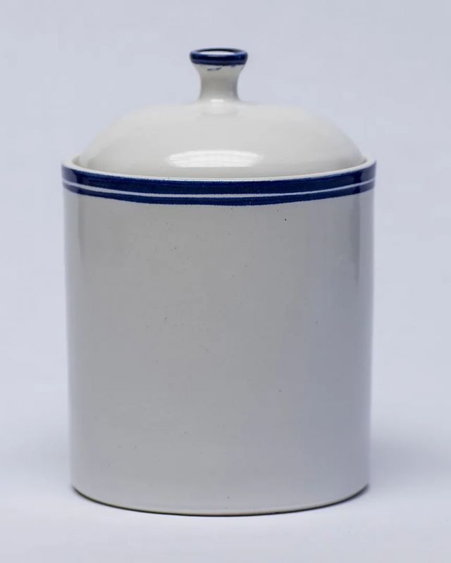 Terminamos nuestro bote con tapa con un esmalte blanco brillante y unas líneas de óxido de cobalto, para cocerlo a 1250°C #ceramica #alfareria 
We finish our lidded pot with a white glaze and cobalt oxide lines, and we fire it to cone 6 #ceramics #pottery
